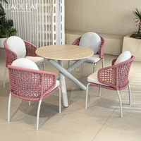 Table de repas ronde d'extérieur avec pieds en métal croisés pour terrasse