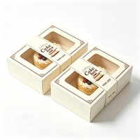 Boîte cadeau de pâtisseries orientales de luxe, assortiment de desserts arabes avec pistaches et noix, emballage alimentaire avec fenêtre transparente