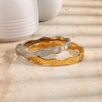 Brazalete Dreamshow de Acero Inoxidable Chapado en Oro con Estrella de Ocho Puntas y Cristales, Cierre de Hebilla, Joyería para Mujer