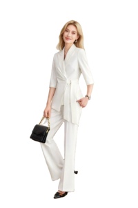 Ensemble <span class=keywords><strong>tailleur</strong></span> 2 pièces <span class=keywords><strong>blanc</strong></span> sur mesure pour <span class=keywords><strong>femme</strong></span> avec blazer à ceinture et <span class=keywords><strong>pantalon</strong></span> large fendu – Tenue de travail pour <span class=keywords><strong>femme</strong></span> – Fabrication OEM ODM - Product Image 1