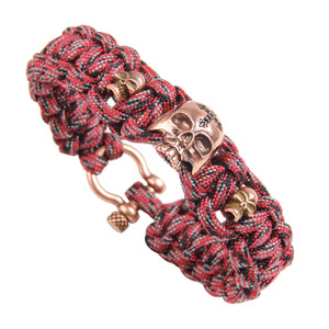 Bracelet tressé en paracorde, motif camouflage rouge, avec breloque tête de mort, bijou de survie en plein air, style militaire durable - Product Image 1