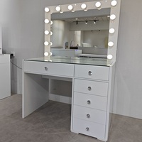 Luminosité réglable Lumières LED Grand miroir 6 tiroirs Ensemble de coiffeuse en bois avec table de vanité de chambre à coucher moderne pour hôtels