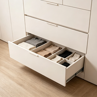 Armoire de chambre à coucher moderne en bois de frêne clair, prête à assembler (RTA), avec poignées noires minimalistes, fabrication OEM ODM.