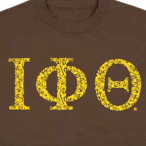 Camiseta gráfica Iota Phi Theta marrón con letras griegas amarillas Camiseta de cuello redondo de algodón Elegante fraternidad Greek Life Collegiate Top - Product Image 1