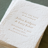 Invitation de mariage élégante personnalisée en typographie, gaufrée pour la cérémonie, la fête prénuptiale, les fiançailles et les célébrations