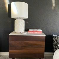 Table de chevet moderne en bois massif de noyer noir à 2 tiroirs avec plateau noir, meuble de chambre à coucher - Product Image 5