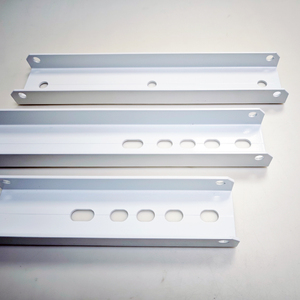 Perfiles Extruidos en Forma <span class=keywords><strong>de</strong></span> U <span class=keywords><strong>de</strong></span> <span class=keywords><strong>Aluminio</strong></span> 6061/6063 T5/T6 con Recubrimiento <span class=keywords><strong>de</strong></span> Polvo Blanco, Perforados por CNC para Uso Mecánico - Product Image 1