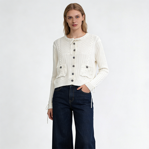 Primavera 2026 Nuevo Cárdigan de Punto Trenzado de Algodón Peinado 100% Color Blanco Crema con Cuello de Lazo y Cordón en las Mangas, Top Corto - Product Image 2