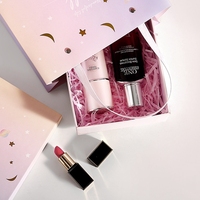 Boîte d'emballage de luxe rectangulaire en papier couché rose pour cosmétiques et soins de la peau, avec logo en relief, vernissage, matériaux recyclés, auto-érectrice