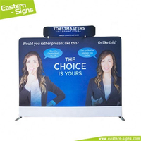 Support de bannière personnalisé de 2,4 m pour photomaton avec toile imprimée, cadre en alliage d'aluminium et design taie d'oreiller pour salons professionnels