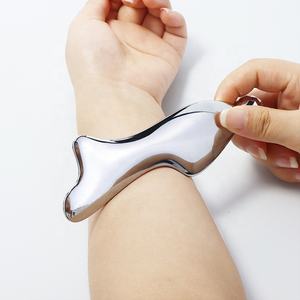 Anpassbares Logo Single Ball Gesichts massage gerät Zink legierung V-förmige Hauts traffung Fischschwanz kratzen Gua Sha Board Hand körper - Product Image 3