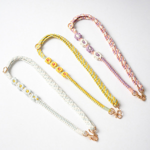 Correa de Teléfono con Flores de Crochet Estilo Boho, Correa de Hombro de Macramé Trenzada Hecha a Mano, Soporte para Logotipo Personalizado - Product Image 1