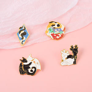 卸売かわいい動物黒と白のヘビ頭猫鯉甘い抱擁柔らかいエナメルピンカップル用ラペルピン - Product Image 6