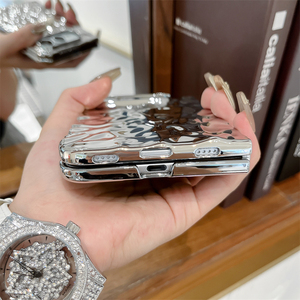 Funda de Teléfono de Lujo con Diseño 3D de Ondas de Agua, Electrochapada, Brillante, de PC Rígido, con Parte Trasera Irregular Arrugada para iPhone Duo Fold 18 - Product Image 5