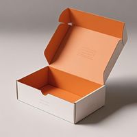 Boîtes d'expédition en carton ondulé recyclables avec logo coloré personnalisé en relief et pelliculage mat, tailles sur mesure pour emballage professionnel