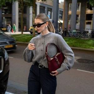 Cardigan Corto Personalizzato 2026 Grigio Chiaro e Rosso, Maglia Primaverile Estiva con Bottoni in Cotone per Donna - Product Image 4