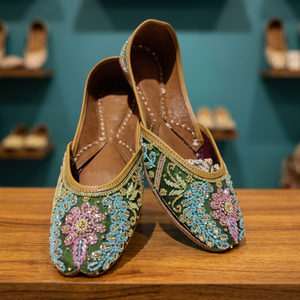 BS INTERNATIONAL Mocassins plats en cuir véritable brodés traditionnels indiens, ornés de perles et de motifs floraux, à enfiler, confortables et tendance - Product Image 1