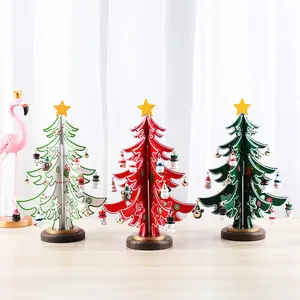 ホームクリスマスパーティーのための小さなペンダントミニクリスマスツリーと木製の緑と赤のクリスマスツリー