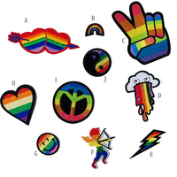El nuevo corazón caliente parches bordados iridiscentes venta al por mayor apliques de tela coloridos parche bordado de corazón de flecha personalizado para bolsa