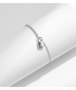 Pulsera de Mujer 2026 Niche Cold Wind S925 de Plata de Ley con Colgante Mini Candado, Cadena Fina Ajustable, Lujosa y Versátil - Product Image 5