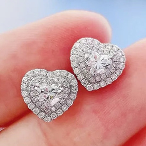Orecchini a Cuore di Lusso per Donne, Completamente Decorati con Zirconi, Gioielli Eleganti e Delicati per Uso Quotidiano - Product Image 1