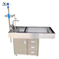 Table de traitement complète en acier inoxydable pour vétérinaires avec tiroirs de rangement et poteau porte-perfusion pour examen en clinique vétérinaire