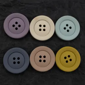 Yong Ji bottone in resina nera all'ingrosso della fabbrica ordine del cliente bottone rotondo in poliestere nero a 4 fori uso di molti colori per il cappotto