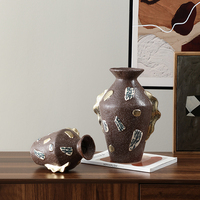 Vase de table en céramique peint à la main, vintage et créatif, avec anses dorées, design moderne pour la décoration d'art et d'exposition à domicile