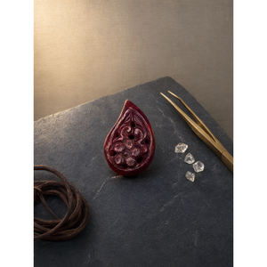 Piedra tallada con motivos florales de rubí para colgante o fabricación de joyas, Gracia atemporal, Talismán de protección, Amor y fuerza, Regalo para ella - Product Image 3