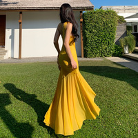 Robe jaune à col en V, dos nu, plissée, style plage, qui enveloppe le corps tout en affinant la silhouette