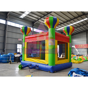 Château gonflable coloré sur le thème des montgolfières pour les fêtes d'anniversaire des enfants et les jeux en plein air dans la cour - Product Image 1