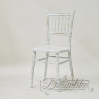 Vente en gros de chaises en plastique PP à dossier croisé empilables pour mariage/banquet/salle à manger chaise pour hôtels