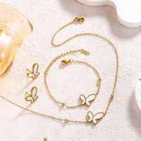 Elegante Juego de Joyería con Aretes de Mariposa Chapados en Oro de 18K, Pulsera de Acero Inoxidable y Collar de Mariposa con Concha Blanca