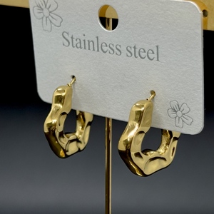 خاتم زهور تجريدي هندسي نسائي عصري من الفولاذ المقاوم للصدأ وأقراط طواق حمم مطلية بالذهب إكسسوار أنيق - Product Image 1