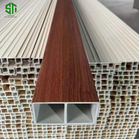 Tube carré en PVC/PVC imitation bois, imperméable et résistant à l'humidité, pour décoration intérieure, poutre carrée creuse au design moderne pour hôtels et bureaux