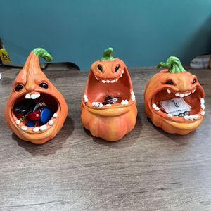 Suministro de fábrica: Bandeja de almacenamiento de calabaza con diseño de grimace espeluznante, organizador de llaves y monedas para entrada de Halloween, adorno decorativo de resina para escritorio, regalos - Product Image 1