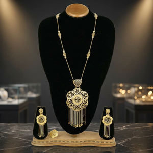 Formant des bijoux longs avec des pendentifs, des bijoux plaqués or vintage, des bijoux de luxe, des bijoux traditionnels, des bijoux en laiton plaqué or. - Product Image 3