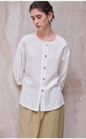 Kemeja Linen Putih Kancing Depan Lengan Tiga Perempat Model Longgar Artistik untuk Wanita, Musim Panas 2026, Gaya Cina Baru, Kerah Bulat