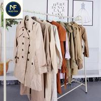 Vêtements d'occasion - Trench-coats pour femmes de qualité supérieure, automne/hiver. Quantité minimale de commande : 100 kg. Achat en gros par lots