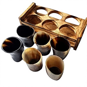 Tasses à boire en corne de buffle faites à la main, forme naturelle, style rustique, ensemble de 6 avec plateau en bois, verres en corne - Product Image 1