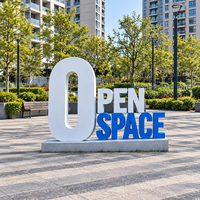 Grandes lettres métalliques 3D sur pied, sur mesure avec base, pour la décoration extérieure des parcs publics, jardins et places.