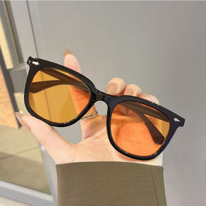 Gafas de Sol Unisex con Marco Negro, Lentes de PC con Protección UV400 Tipo 3, Estilo Urbano a la Moda - Product Image 1