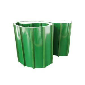 Neues grünes PVC-hitzebeständiges Förderband mit Führungsstreifen für den Einsatz in Lebensmittel- und Getränkefabriken. - Product Image 1