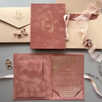 Invitation de mariage en velours rose poudré avec insert en acrylique gravé, folio de luxe en terre cuite pour suite romantique bohème désert chic