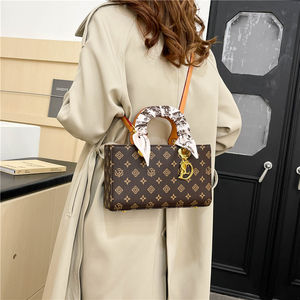 กระเป๋าถือสะพายข้างผู้หญิง PU หรูหราขายส่ง, กระเป๋าถือผู้หญิงสไตล์เรโทรและทันสมัย, ผ้าพันคอไหมและของตกแต่งลายตัวอักษร 2028 - Product Image 4