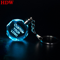 Porte-clés LED en cristal pour voiture, en gros, à prix abordable, avec gravure personnalisée, forme octogonale, emballage cadeau, options DIY