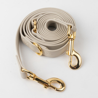 Ensemble Harnais, Collier et Laisse pour Animaux de Compagnie en PVC, Adapté aux Petits et Moyens Animaux, Réglable, Design, Étanche, Harnais pour Chien en PVC Facile à Enfiler