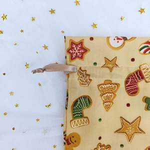Pochette en coton écologique à estampage à chaud pour Noël, motif de dessin animé imprimé, emballage de bijoux artisanaux pour les promotions de fête - Product Image 3