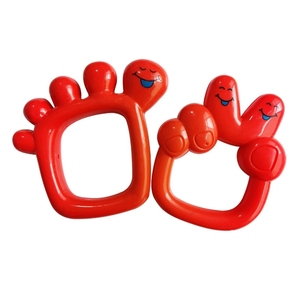 Vente en gros de hochets en plastique en forme de main et de pied de personnage de dessin animé pour bébé, pour l'entraînement sensoriel auditif des nouveau-nés - Product Image 1