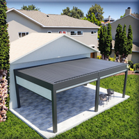 Pergola à lames orientables motorisée en aluminium avec éclairage et stores pour toit et mur